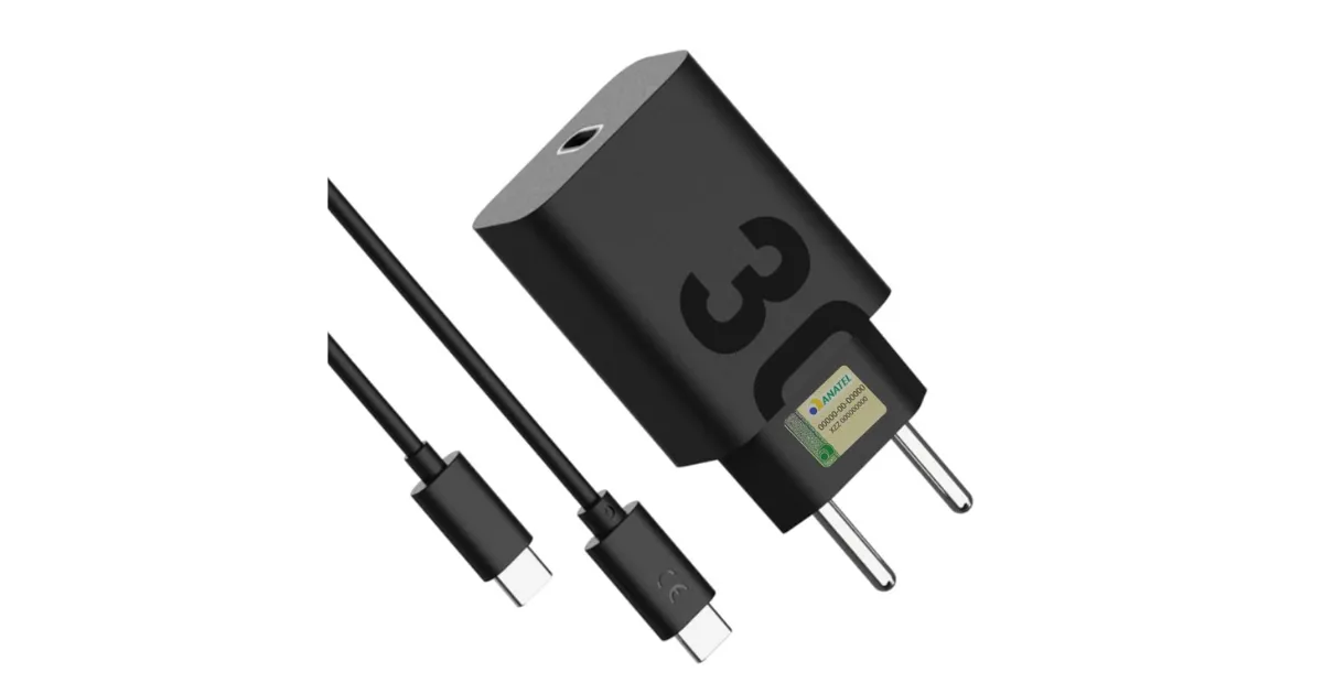 Conjunto de carregador de parede de 30W e cabo USB-C para USB-C. O carregador é preto e possui o selo de homologação da ANATEL visível nos pinos de tomada. Carregador Turbo 30W