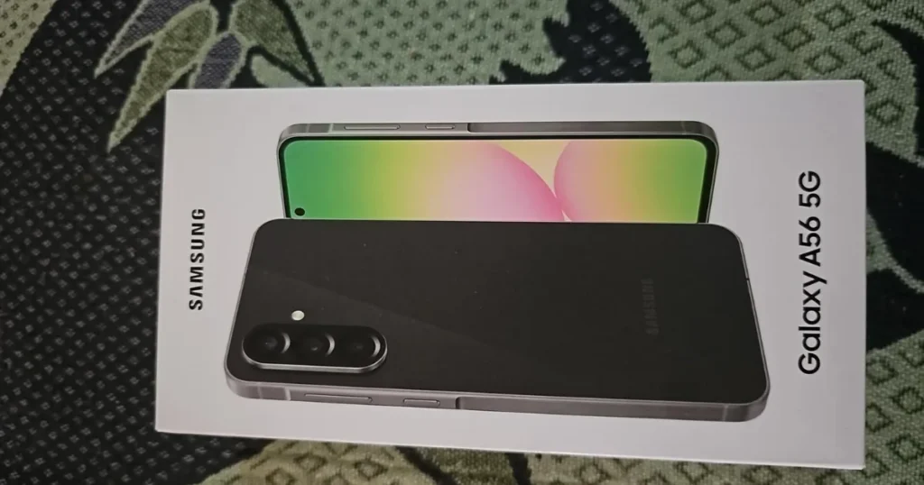 A caixa do smartphone Samsung Galaxy A56 5G vista de cima. A embalagem é branca e mostra uma foto do aparelho na cor grafite, destacando o sistema de câmera tripla e a tela.