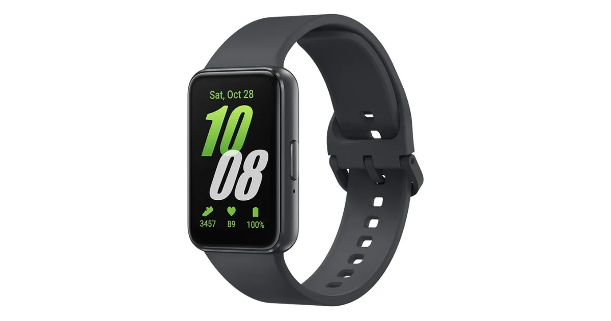 A pulseira inteligente Samsung Galaxy Fit3 na cor grafite. A tela retangular está ligada, exibindo um mostrador de relógio digital com a hora (10:08), a data e métricas de atividade física, como passos, batimentos e bateria.