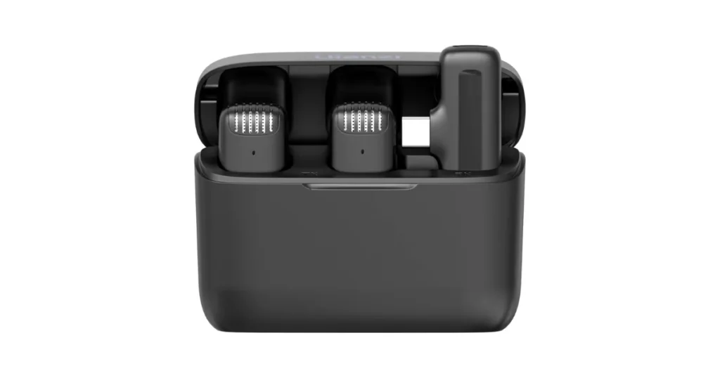O estojo de carregamento aberto do sistema de microfone Ulanzi J12. Dentro do estojo na cor preta estão dois microfones transmissores e um receptor.