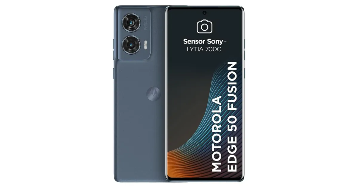 Smartphone Motorola Edge 50 Fusion na cor azul escuro, exibindo câmera dupla traseira e tela com texto "Sensor Sony – LYTIA 700C