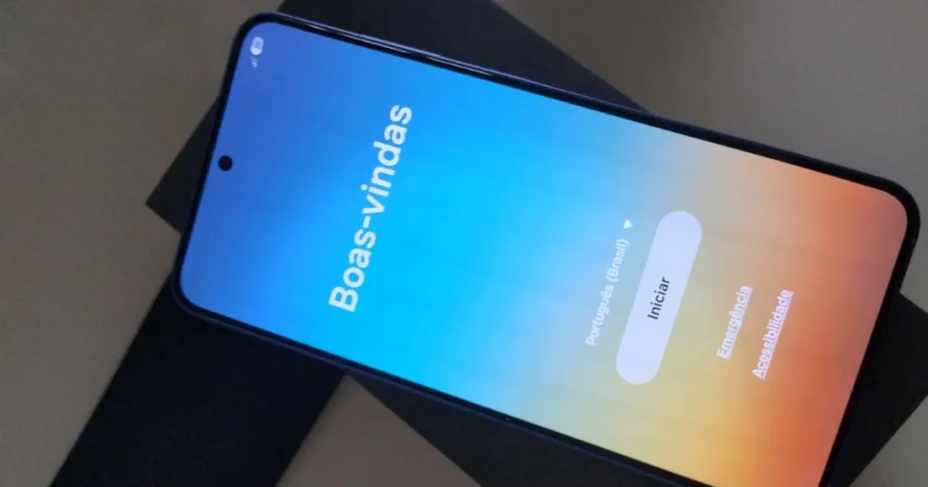 A tela de boas-vindas de um smartphone Samsung Galaxy novo, exibindo a mensagem "Boas-vindas" e as opções de configuração inicial em português do Brasil.